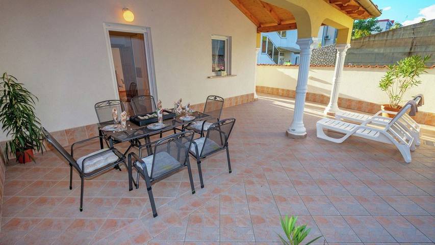 Ferienwohnung für 4 Personen, mit Terrasse und Pool sowie Whirlpool in Dramalj