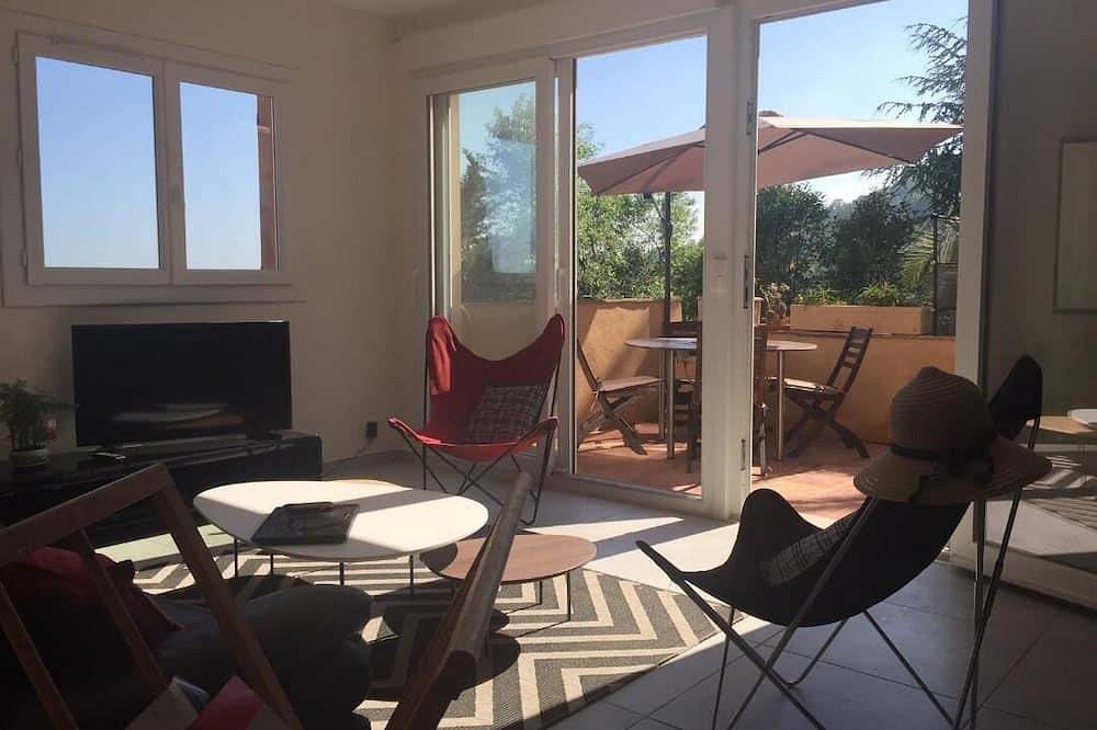 A balcony overlooking the Mediterranean: 20m2 terrace, private parking, bright. in Vence, Cannes region