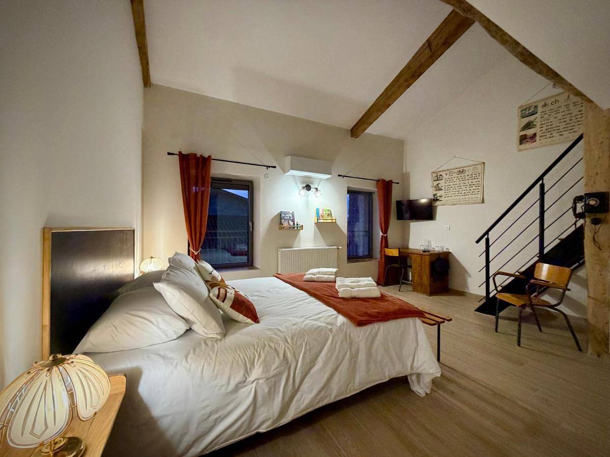 Double Room with Private Bathroom in Poncin, Nantua