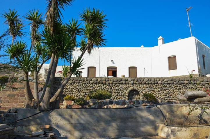 Villa pour 6 personnes, avec jardin ainsi que terrasse et piscine dans Milos - 4