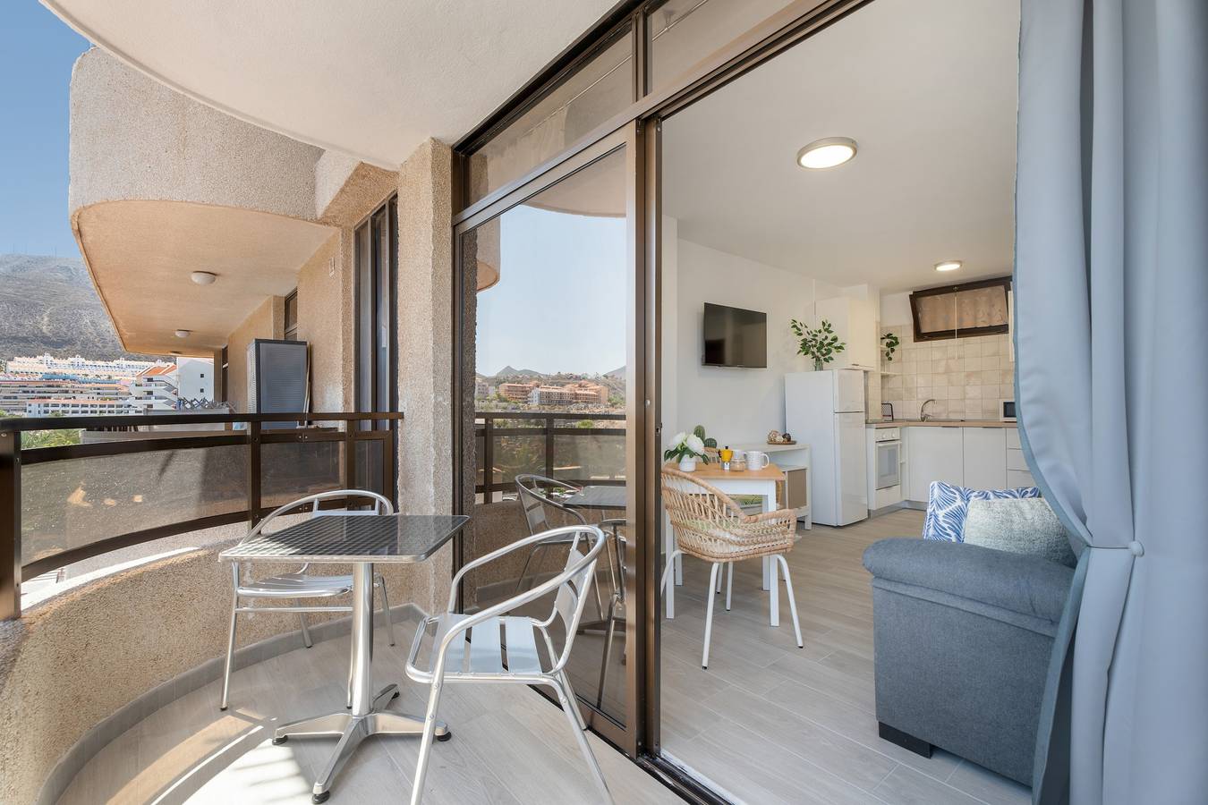 Apartamento entero, Apartamento de vacaciones 'Apto Sasha Los Cristianos' con vistas a la montaña, terraza y Wi-Fi in Los Cristianos, Arona 