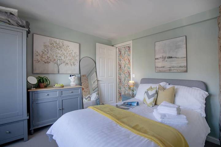 Seven - La Petite Maison is a stylish, dog-friendly holiday home in Brixham in Brixham, Torbay