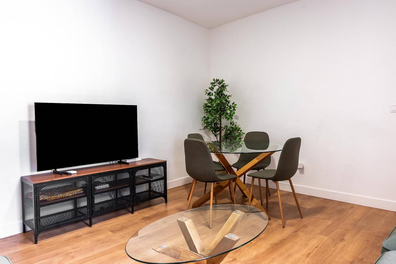 Apartamento entero, Luminoso y Amplio Apartamento con Terraza Privada y Aire Acondicionado en Sevilla in Central Seville, Sevilla