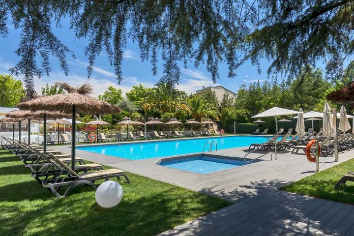 Hotel para 2 personas, con Terraza además de Jardín y Piscina en Cáceres