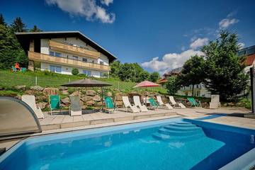 Ferienhaus für 25 Personen, mit Garten und Pool sowie Sauna und Balkon in Kollnburg