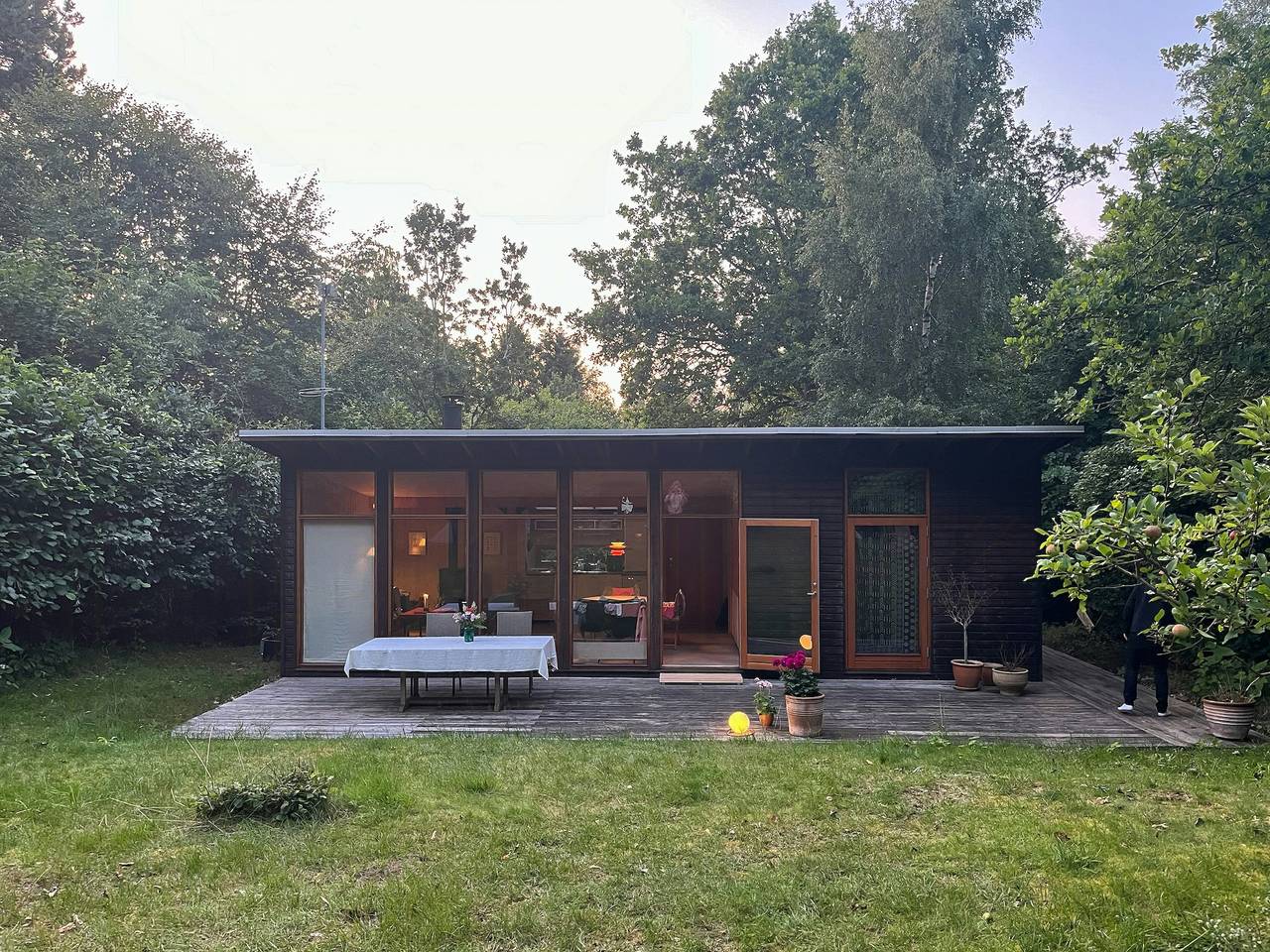 Arkitekttegnet træhus i Tisvilde Lunde in Tisvilde, Kattegat