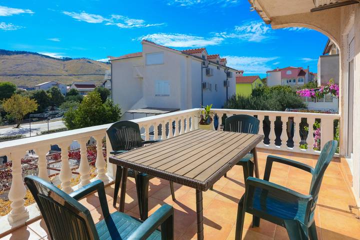 Ganze Wohnung, 1-Zimmer-Ferienwohnung mit Terrasse und Meerblick Grebastica (Sibenik) A-24821-b in Grebastica, Šibenik-Knin