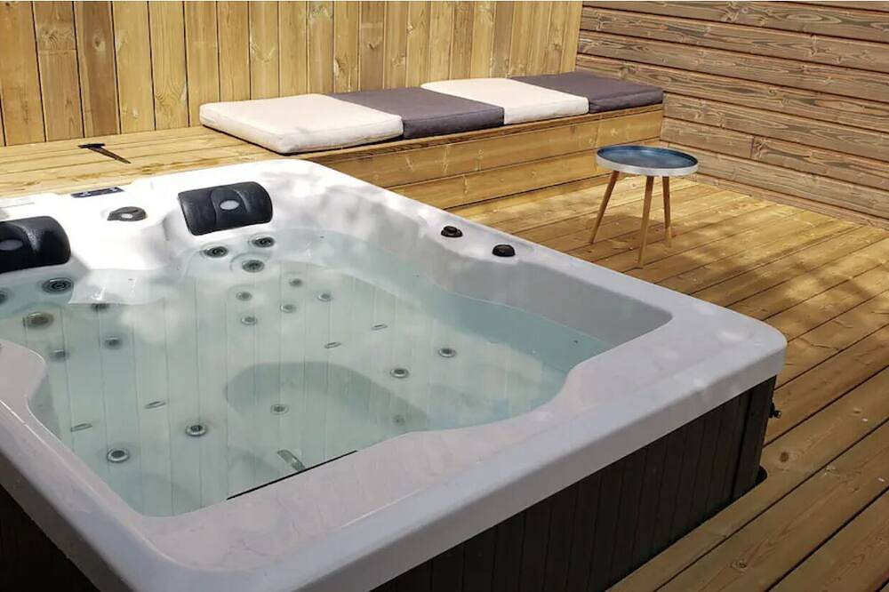 Entire apartment, Garden studio with private Jacuzzi all year round! in Hennebont, Côte des Mégalithes