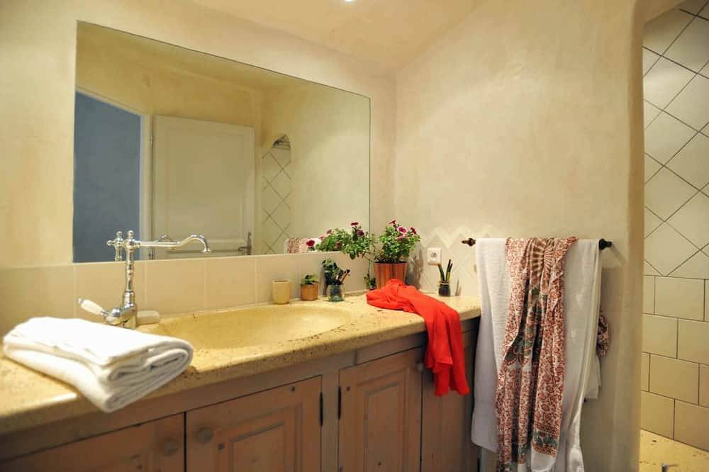 Apartamento entero, Charming flat with view on the lagoon in San Ciprianu, Lecci