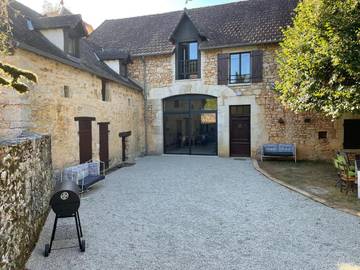 Gîte pour 12 personnes, avec vue ainsi que piscine et jardin, animaux acceptés à Tourtoirac