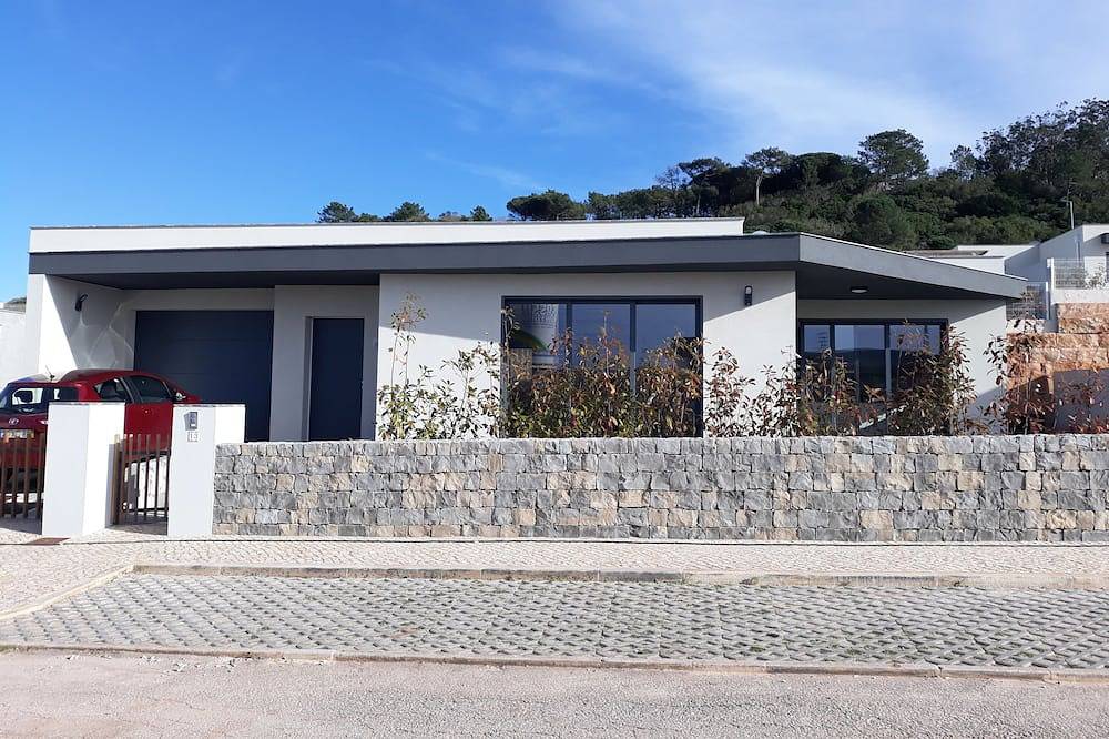 Enjoy modern comfort and private heated pool at Casa Ambiente Verde in Caldas da Rainha, Leiria District