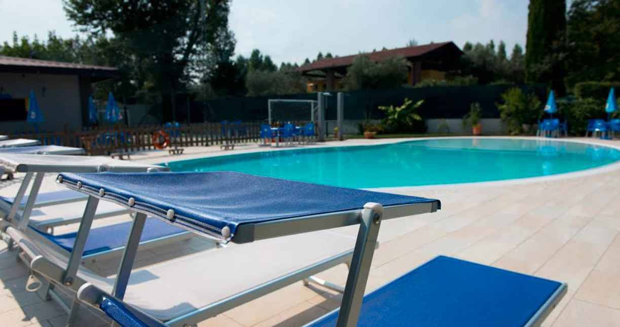 Casa mobile con terrazza in legno parzialmente coperta  in Moniga del Garda, Prealpi Gardesane