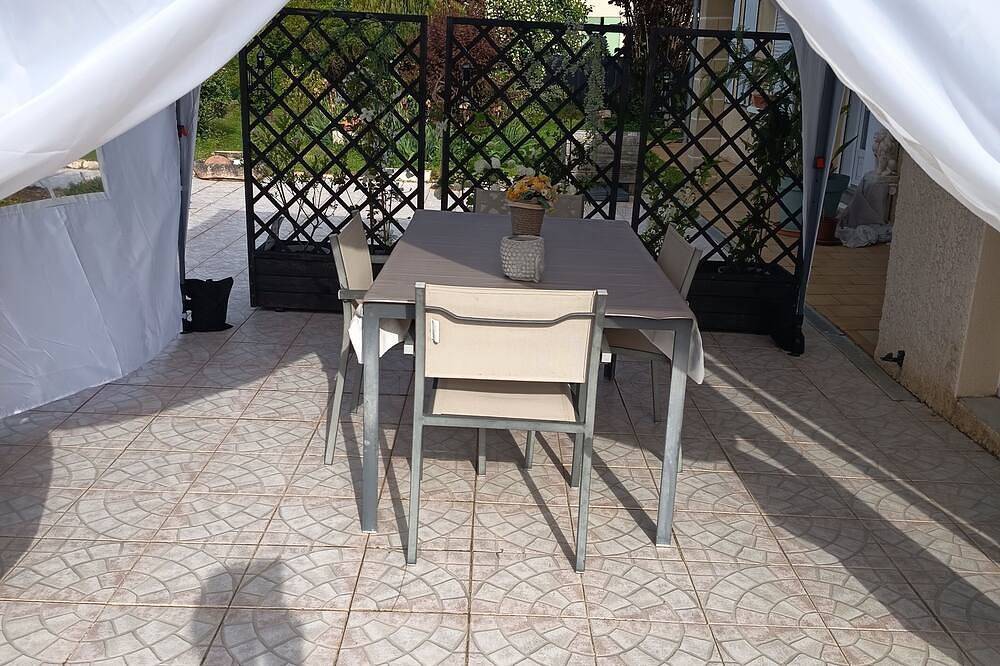 Ganze Wohnung, Renovated studio with private terrace - Bright veranda - Port-des-Barques in Port-des-Barques, Rochefort und Umgebung