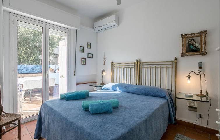 Ganze Ferienwohnung, Charmante 70qm Wohnung: A/C, Terrasse, 600m zum Strand in Mazzarò, Taormina