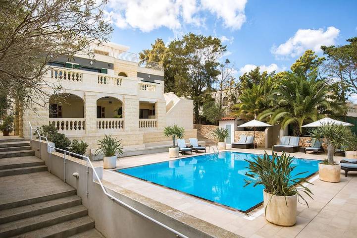 Villa for 12 people, with hot tub and garden in Mellieha