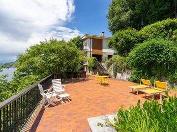 Ferienhaus für 9 Personen, mit Seeblick und Garten sowie Terrasse in Lago Maggiore (Lombardei)