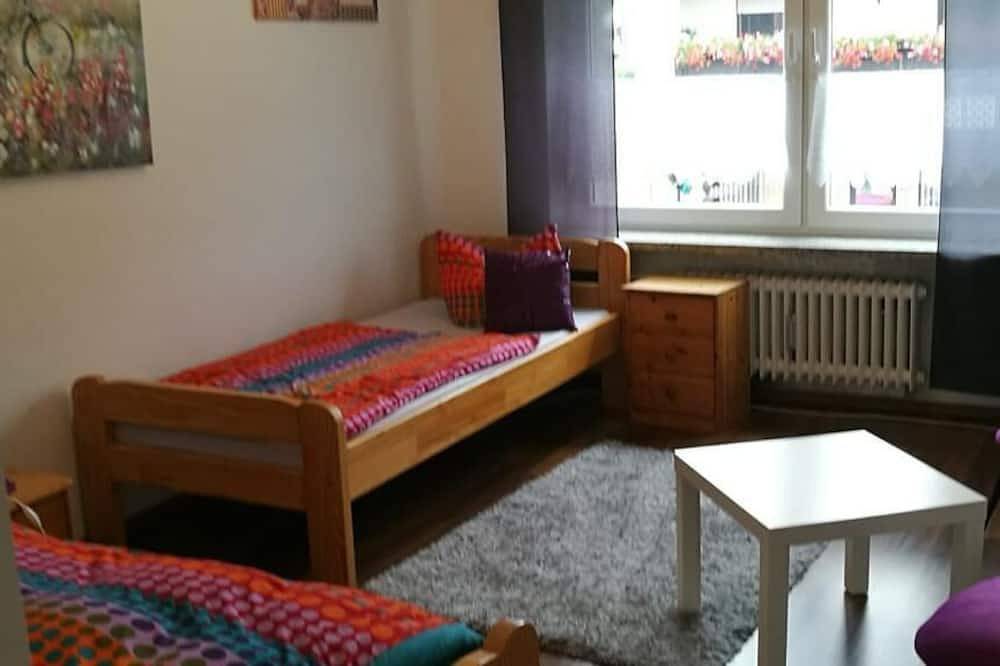Ganze Wohnung, Ferienwohnung Hannah mit Balkonterrasse und gemütlichen Gartenmöbeln in Rödental, Oberes Maintal - Coburger Land