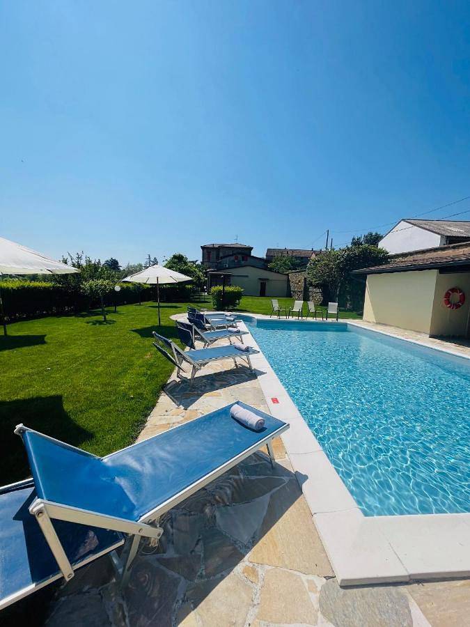 Casa vacanza per 20 persone, con idromassaggio e giardino nonché piscina a Vignale Monferrato