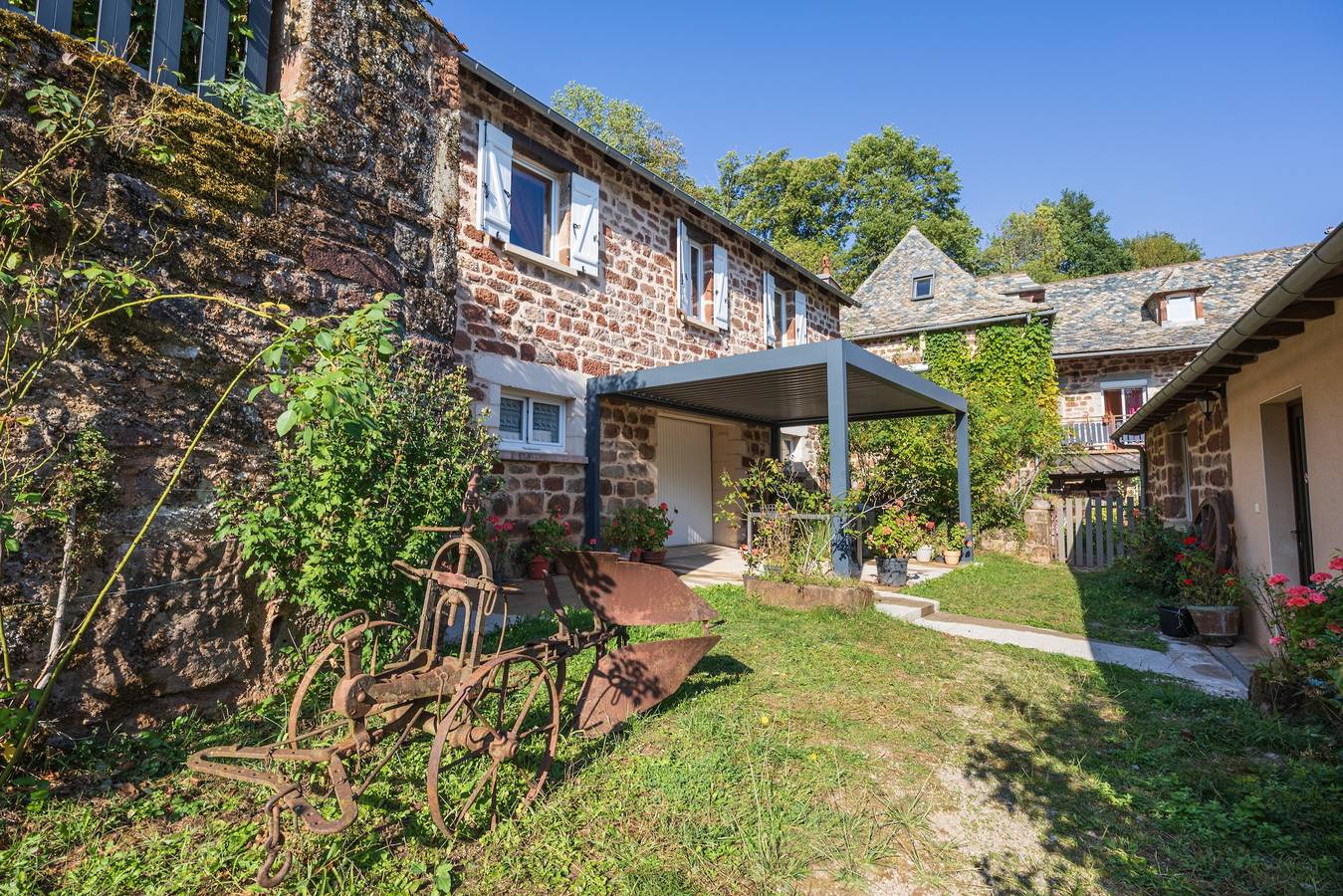 Maison de vacances 'La Charrue' avec vue sur les montagnes, piscine partagée et Wi-Fi in Villecomtal, Aveyron