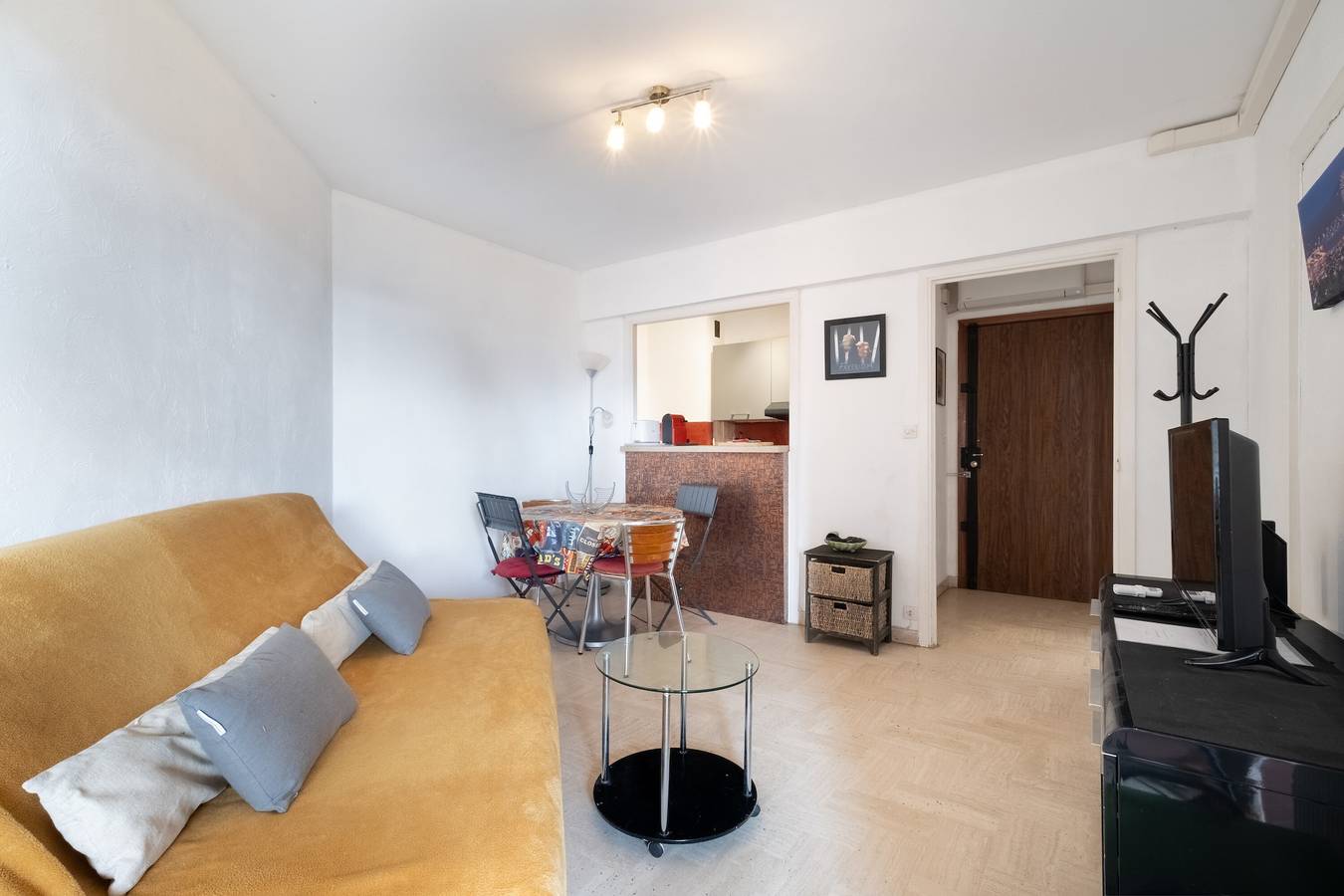 Appartement entier, Appartement « Le Rose Garden » avec balcon, Wi-Fi et climatisation in Cagnes-sur-Mer, Région de Cannes