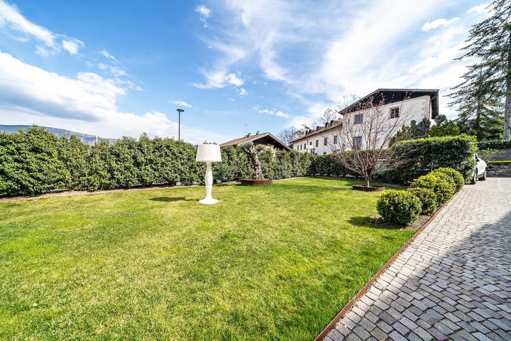 Ganze Wohnung, Ferienwohnung "Vinum - Schlosserhaus 31" mit Terrasse und Blick auf die Berge in Tisens, Nonsberggruppe