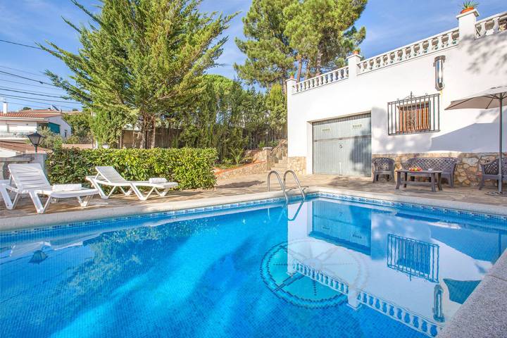 Chalet para 7 personas, con terraza además de piscina y jardín en Selva - 2