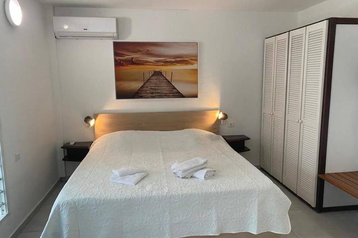 Appartement de vacances pour 2 personnes, avec piscine et jardin ainsi que terrasse et bassin pour enfant