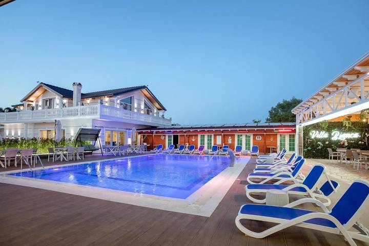Resort per 3 persone, con Balcone e Idromassaggio nonché Terrazza e Giardino in Albania