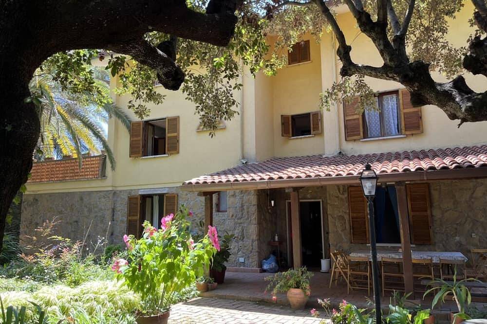 Villa surrounded by greenery with sea view, ideal for stays and events in Nettuno, Rome Province