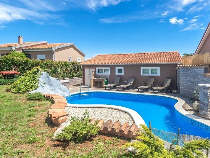 Villa per 4 persone, con Idromassaggio e Terrazza nonché Giardino e Piscina a Marzana (Istria)
