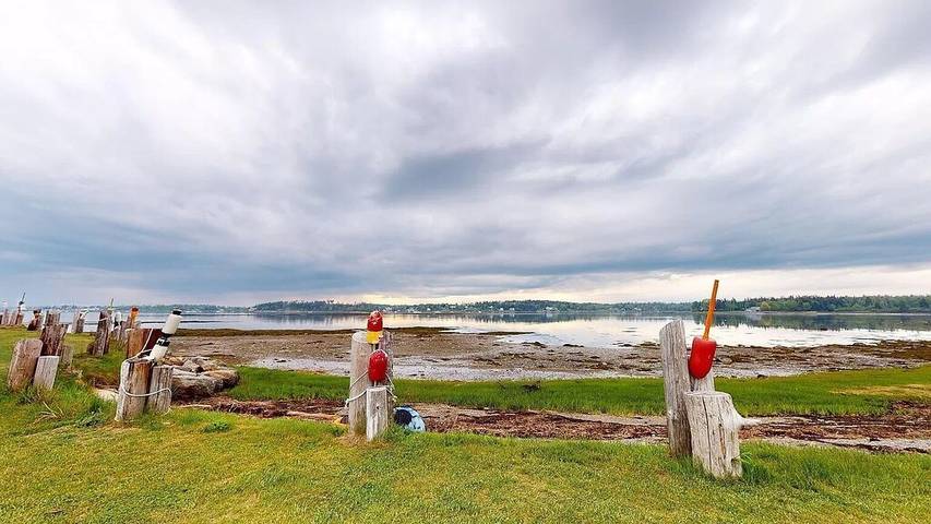 Vacation rental for 13 people, with terrace in Maine