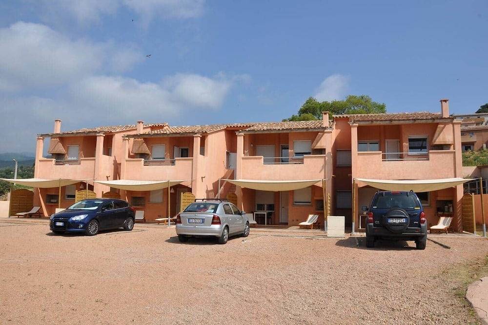 Appartement entier, Three-room apartment- Patio 8 in France