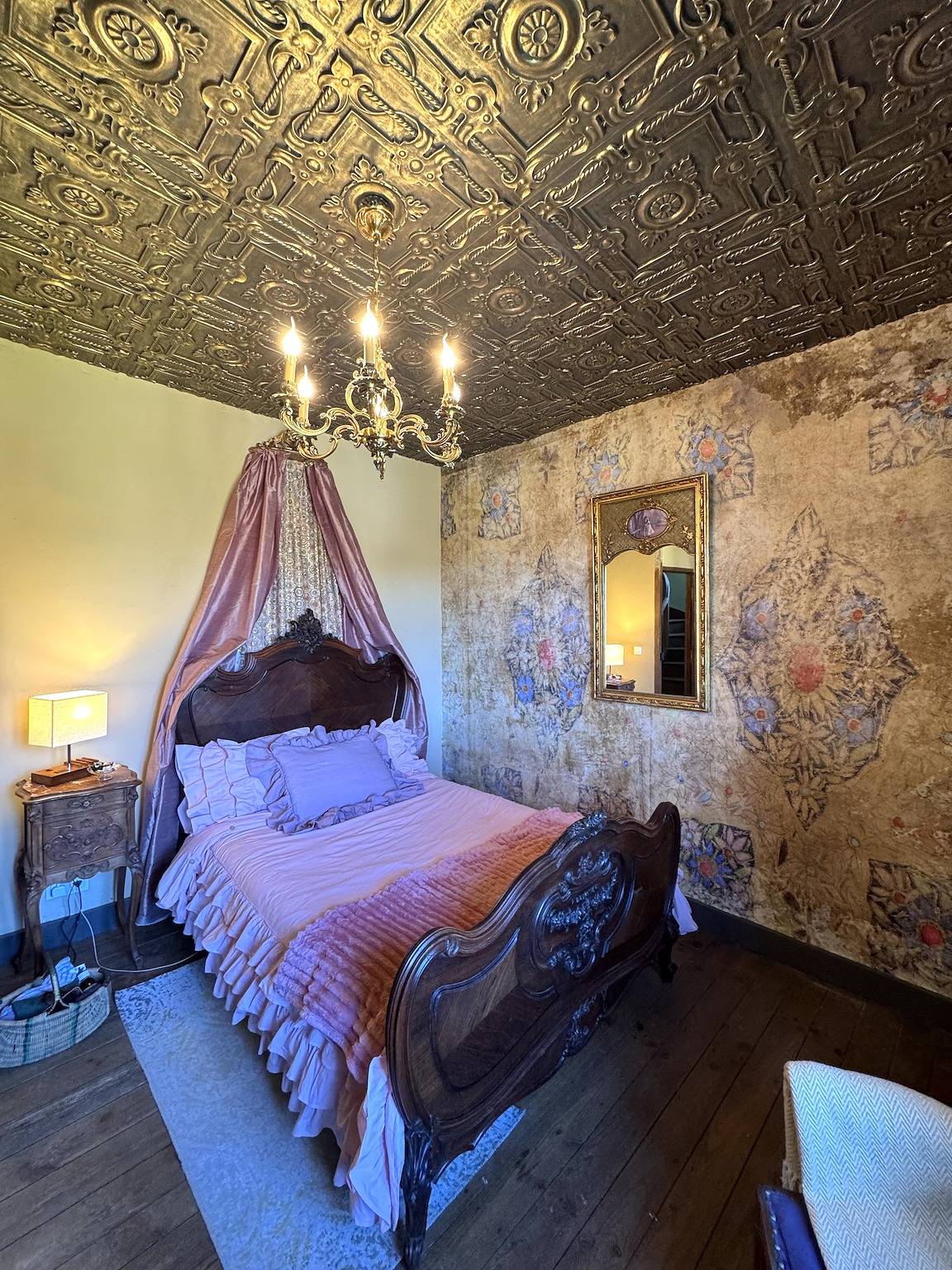 Habitación doble antigua romántica, baño compartido y desayuno in Saint-Martial-le-Mont, Región de Aubusson