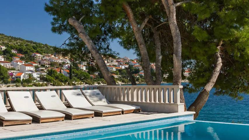 Villa pour 17 personnes, avec piscine ainsi que jardin et balcon à Okrug Gornji - 4