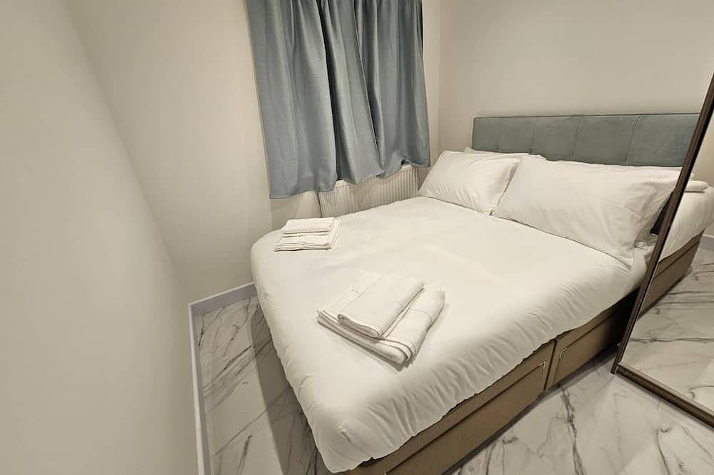 Large 5 Bed Room 3 Bath Room Property in London with Parking Space for 3 Cars in Sutton (London), London