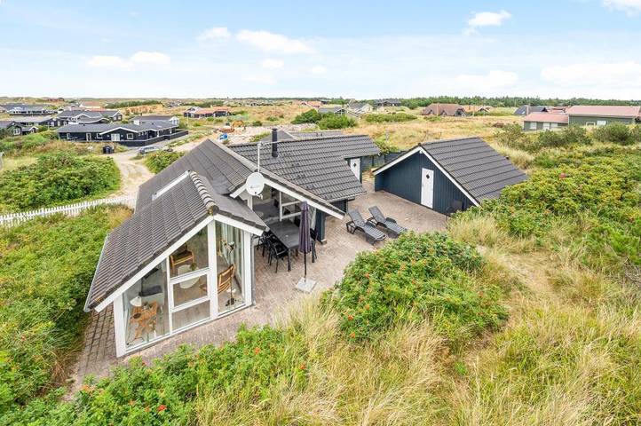 Villa for 8 personer, med Balkon/Terrasse og Jacuzzi såvel som Terrasse og Sauna i Bjerregård