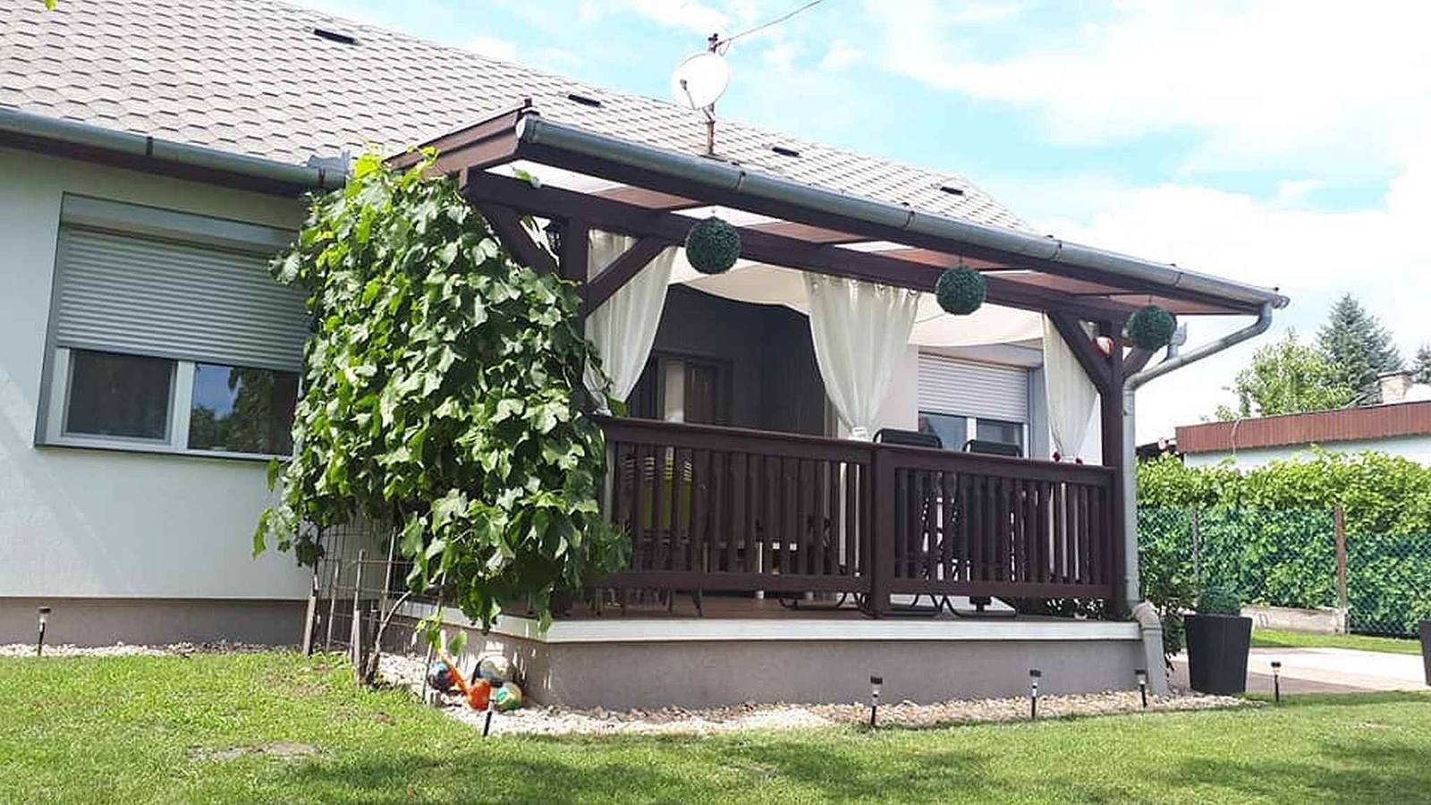 Ferienhaus mit Spielzeug im Garten in Balatonfenyves, Plattensee Südufer