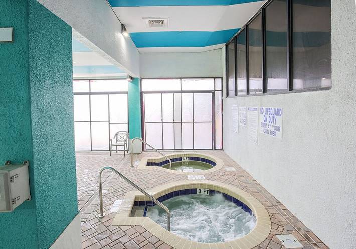 Vacation rental for 4 people, with balcony and hot tub as well as pool by Myrtle Beach
