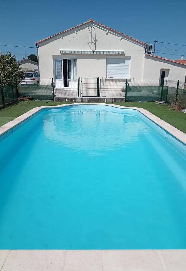 Gîte pour 2 personnes, avec Terrasse et Jardin ainsi que Piscine et Vue à Montendre