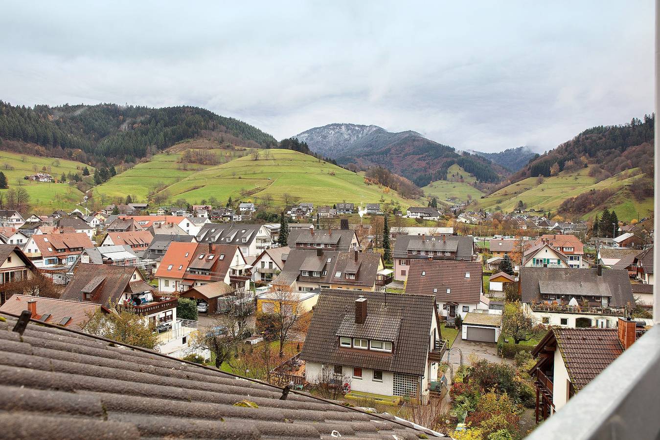Ganze Wohnung, Haus Palais mit überdachtem Balkon und Bergblick sowie Wlan in Untermünstertal, Münstertal