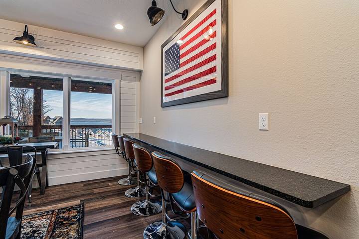 Vacation house for 22 people, with hot tub and yard as well as pool in Table Rock Lake