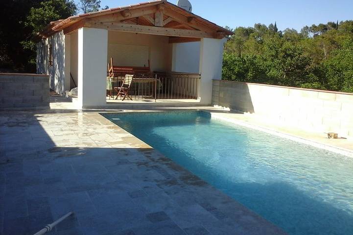 Location de vacances pour 8 personnes, avec terrasse et jardin à Saint-Paul-en-Forêt