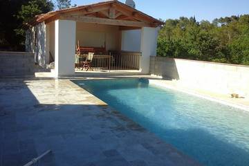 Location de vacances pour 8 personnes, avec jardin et terrasse à Saint-Paul-en-Forêt