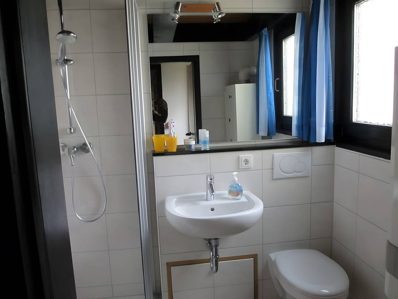 Holiday Home 'Haus Malerwinkel' with Private Terrace, Garden, and Wi-Fi in Burhave, Butjadingen