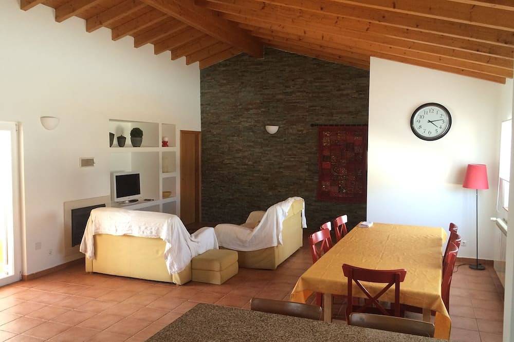 Große Villa mit Pool und Grill, in einer ruhigen Gegend. Erstaunliche Strände und Brandung. in Arrifana, Aljezur