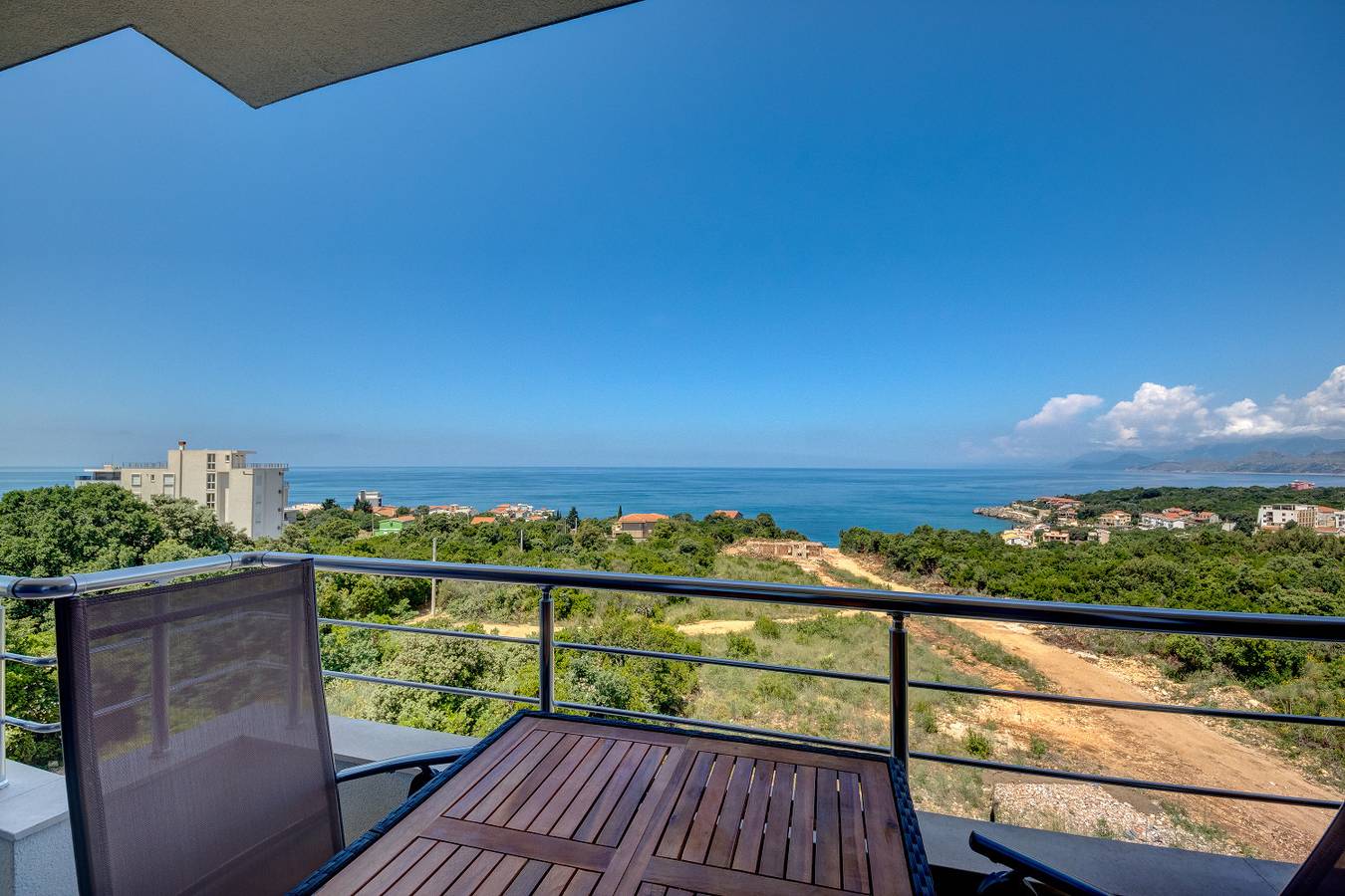 Apartamento vacacional entero, Apartamento de vacaciones para 4 personas con balcón in Utjeha-Bušat, Montenegro Coast