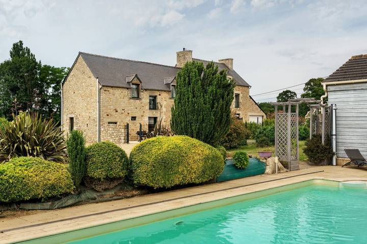 Maison de vacances « Gîte Les Hortensias avec piscine » avec piscine privée, Wi-Fi et climatisation in Trébédan, Région de Dinan