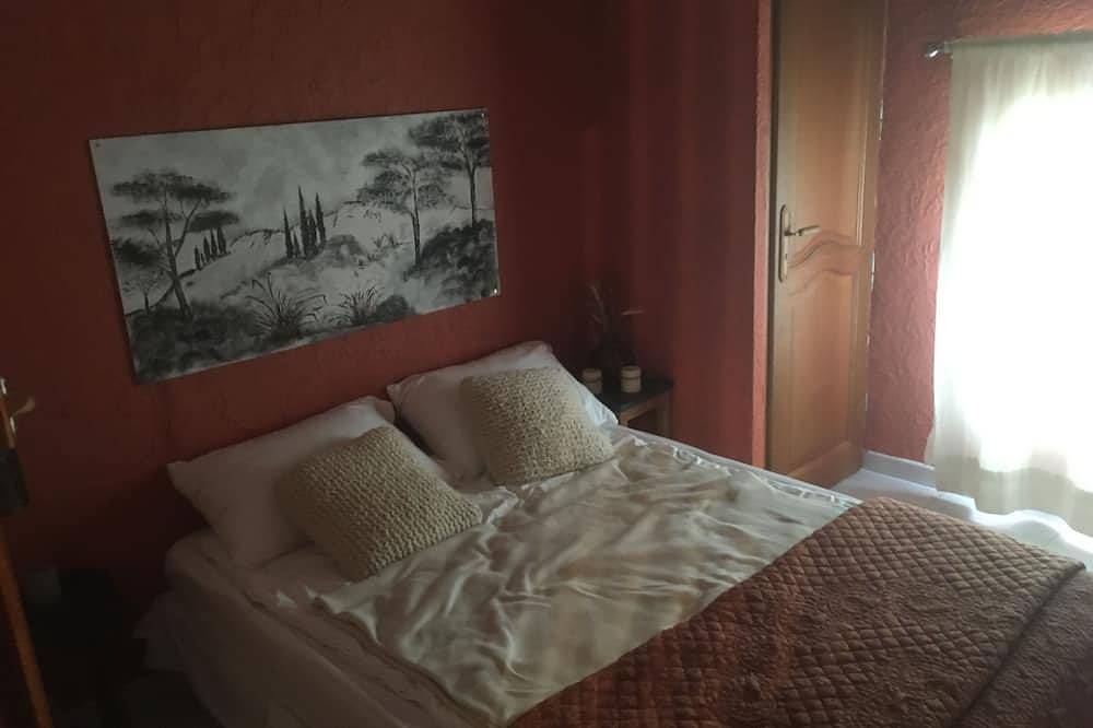 Lovely gite in Provence with swimming pool (pets welcome) in Jonquerettes, Vaucluse