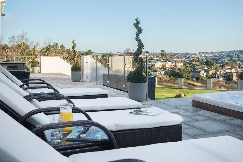 Entire apartment, Luxury Apartment - Sleeps 4 -  Spectacular Views with Private Pool and Hot Tub in Torquay, Torbay