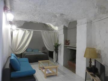 Gîte pour 3 personnes, avec terrasse à Luynes